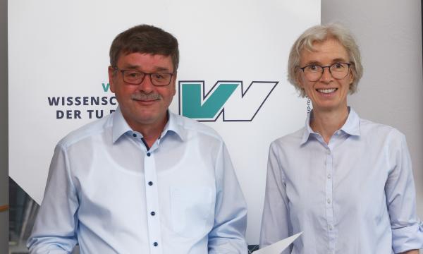 Das Bild zeigt die Übergabe der Urkunde zum 40. Dienstjubiläum an Prof. Nachtigall durch die Dekanin Prof. Gerike