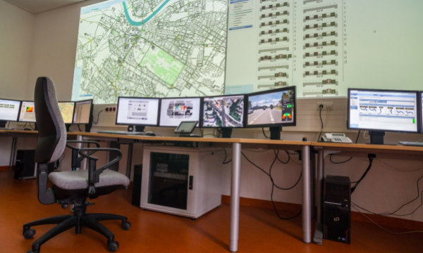 Eine Verkehrsschaltzentrale mit vielen Monitoren auf Tischen und an der Wand.