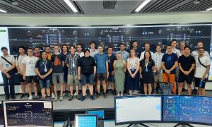 Das Bild zeigt Fakultätsangehörige bei einem Besuch der CASCO Signal Ltd in Shanghai 