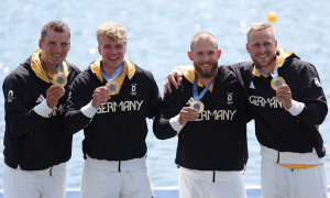 Das Bild zeit die deutsche Mannschaft im Kanu 4er mit olympischem Gold