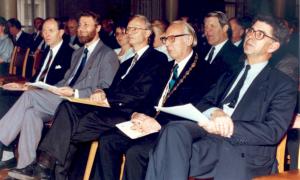 Prof. Gerhard Heimerl (1. Reihe, 5.v.r.) am 6. November 1992 beim Festakt zur Gründung der neuen Fakultät Verkehrswissenschaften „Friedrich List an der TU Dresden. Neben ihm der Gründungsdekan Prof. Günter Hertel (4.v.r.). Männer in Anzügen sitzen in einer Reihe.