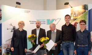 Preisträger und Gratulierende (v. l.): Dekanin Prof. Regine Gerike, Dr. Stefan Frank, Prof. Udo Becker sowie Victor Nitzsche und Hosea Winter, beide Sprecher des Fachschaftsrates der Fakultät Menschen stehen vor einer Bildwand, links eine Frau und dann 5 Männer