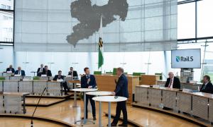2 Männer im Gespräch im sächsischen Landtag