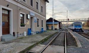 Ein leerer und alter Bahnhof in der Nähe von Prag