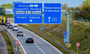 Fahrspuren auf einer Deutschen Autbahn