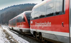 Zwei Waggons der Erzgebirgsbahn.