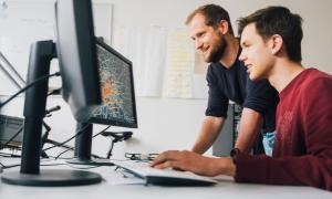 Student Victor Nitzsche (re.) und Dr.-Ing. Sven Lißner von der Professur für Verkehrsökologie schauen am Computer auf eine sogenannte Heatmap, die auf Basis von Radverkehrsdaten erstellt wurde. Zwei Männer schauen auf einen Computer-Bildschirm