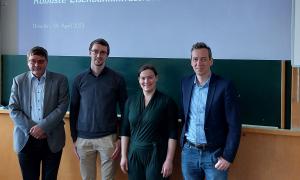 Forschende des DFG-Projekts „Robuste Eisenbahninfrastruktur“ Eine Gruppe von 5 Menschen steht vor einer Tafel