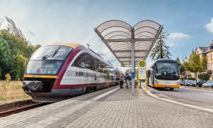 The Upper Elbe Transport Association wants to convert its diesel network to alternative drives by the end of 2031. On the photo: Mitteldeutsche Regiobahn (MRB), Regionalbus Oberlausitz (RBO), at the Königsbrück transition point. Mitteldeutsche Regiobahn (MRB), Regionalbus Oberlausitz (RBO), at the Königsbrück transition point