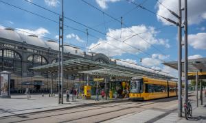 Eine Tram steht an einer Haltestelle Dresden Hauptbahnhof