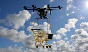 Flug-Drohne mit unten dranhängendem Einkaufswagen