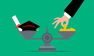 Grafik mit einer Waage, links ein Hochschul-Doktorhut, rechts eine Hand im Anzug, die Geld reinlegt