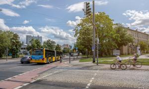 Straßenkreuzung mit Bushaltestelle und Radfahrenden