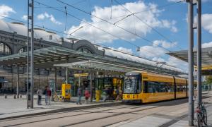 Straßenbahn hält vor Dresdner Hauptbahnhof