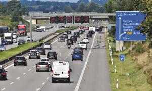 Dreispurige Autobahn, viel Verkehr, Tempolimit 120 auf Tafeln