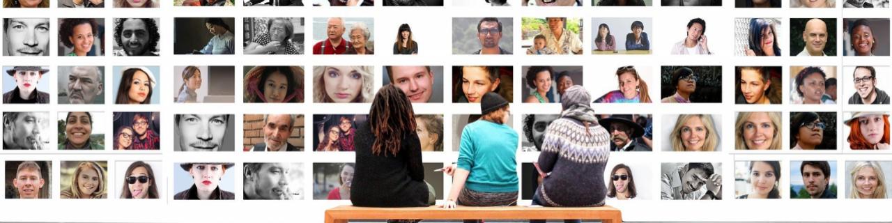 Eine Wand mit vielen Portäts von Menschen. Davor sitzen drei Personen auf einer Bank und betrachten die Fotos.