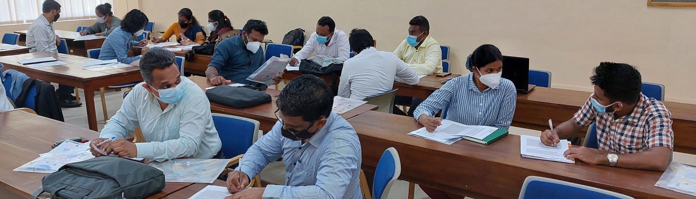 Menschen in Sri Lanka in einem Klassenraum