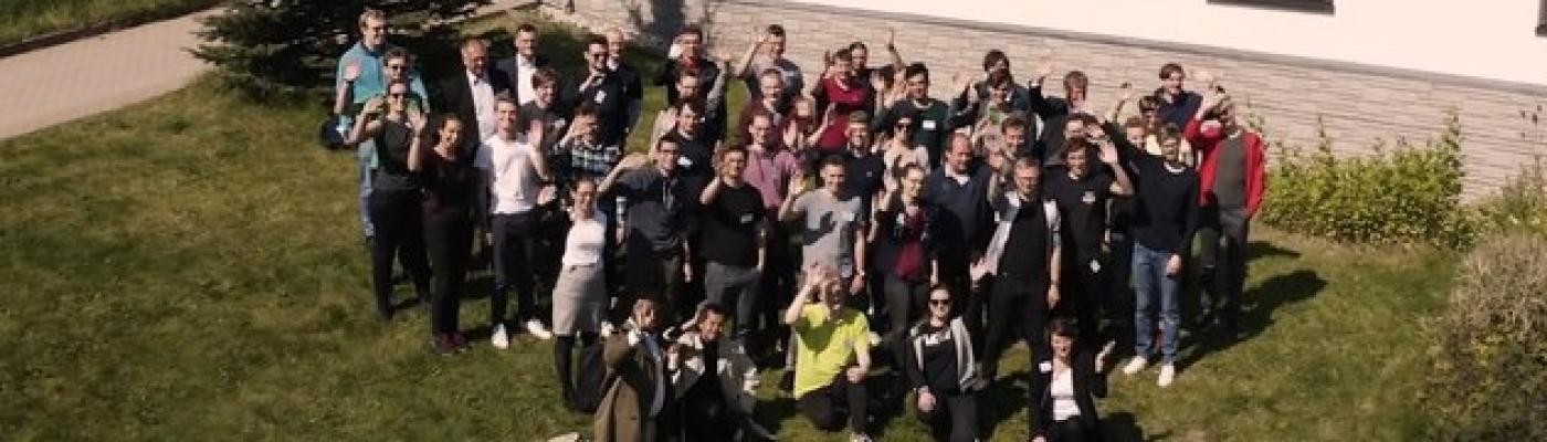 Teilnehmende der Digital Rail Summer School 2021 Gruppenbild aufgenommen draußen von oben