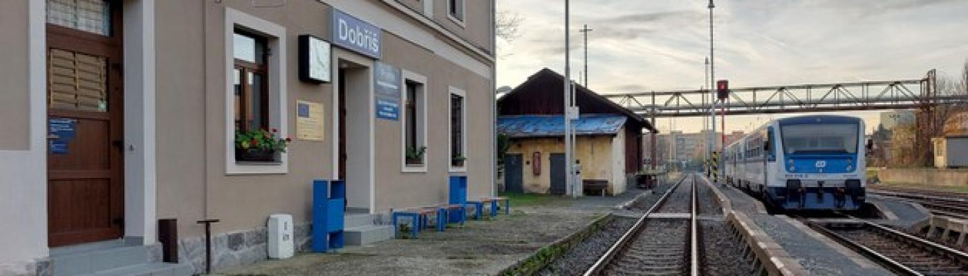 Ein leerer und alter Bahnhof in der Nähe von Prag