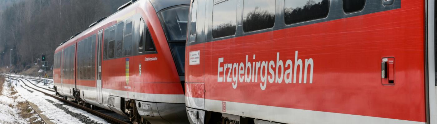 Zwei Waggons der Erzgebirgsbahn.