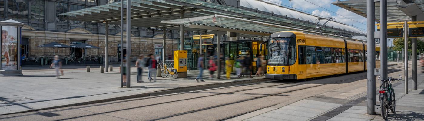 Eine Tram steht an einer Haltestelle Dresden Hauptbahnhof