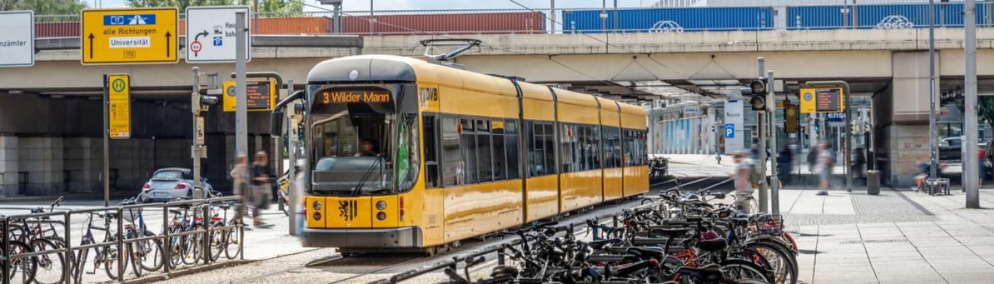 Foto von der Infrastruktur am Hauptbahnhof am Haupteingang mit vielen Fahrrädern und der Straßenbahn 