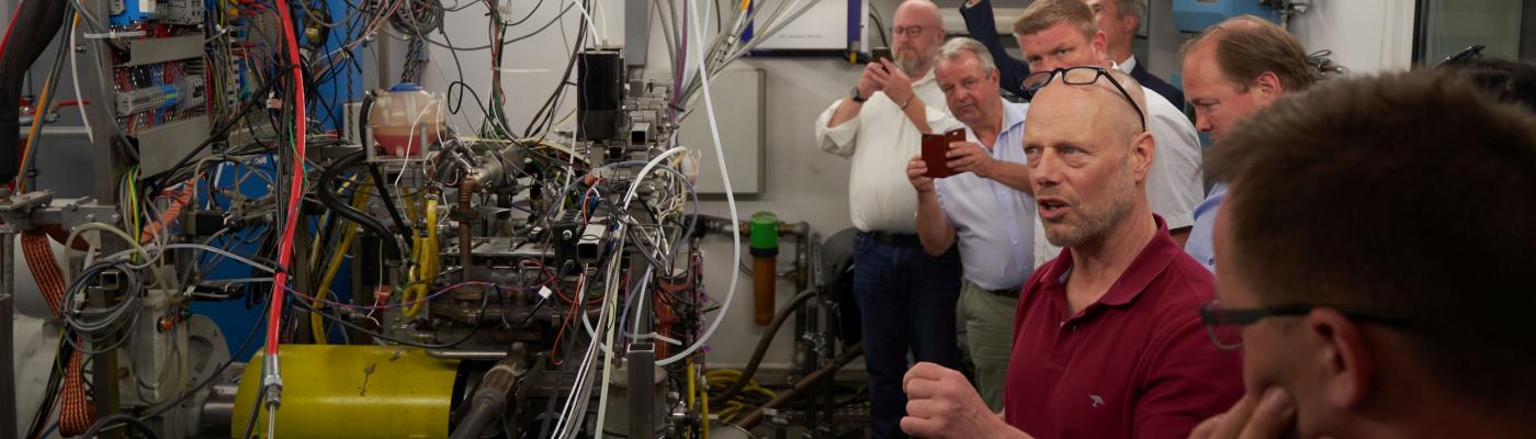 Prof. Frank Atzler (2.v.r.) zeigt den CDU-Abgeordneten Prüflabore des Instituts für Automobiltechnik an der TU Dresden. Ein Labor voller Kabel, Menschen besichtigen ihn