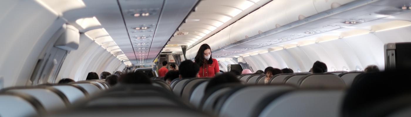 Menschen sitzen in einem Flugzeug.