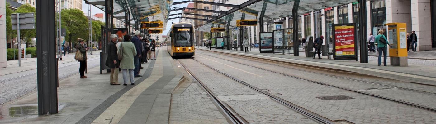 Eine Tram fährt an einer Haltestelle im Dresdner Zentrum ein