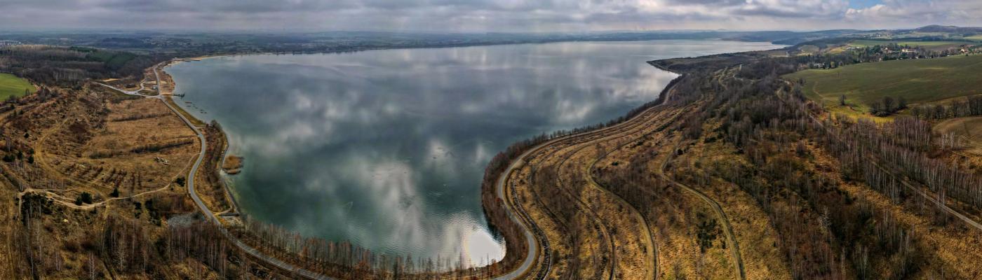 Der Berzdorfer See südlich von Görlitz in der Oberlausitz. Er gehört zum Lausitzer Seenland und ist aus dem bis Anfang 2013 gefluteten Restloch des ehemaligen Braunkohletagebaus Berzdorf entstanden. Blick über eine Seenlandschaft im Herbst. Straßen führen um den See.