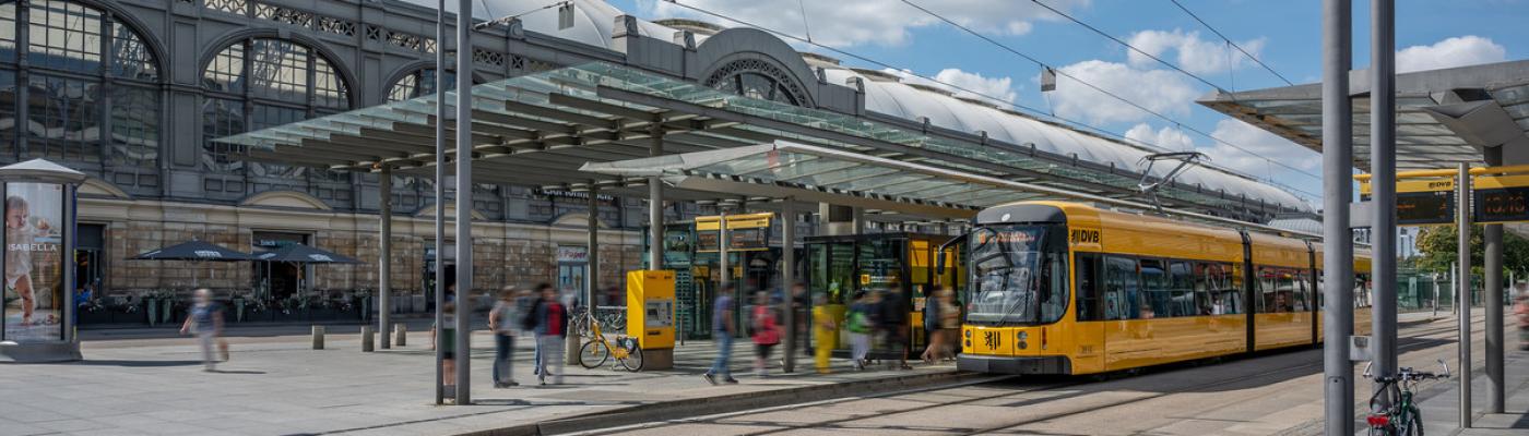 Straßenbahn hält vor Dresdner Hauptbahnhof