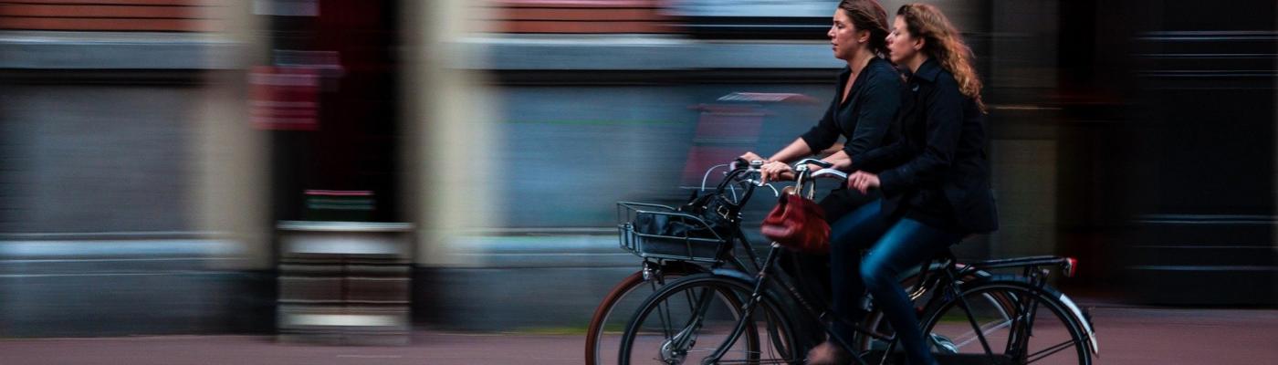 Knowing before construction which bike lanes really make sense - this is where the new web tool bikeSim, developed at the TU Dresden, provides support. Two women cycling next to each other.