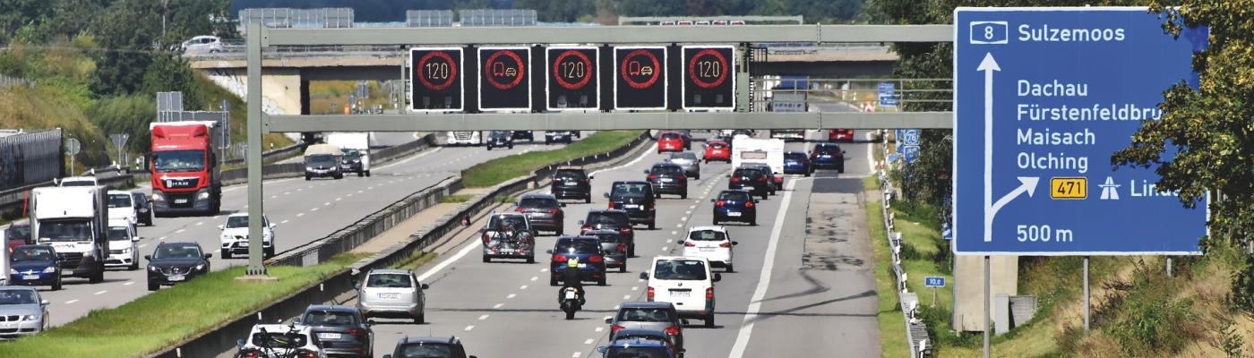 Dreispurige Autobahn, viel Verkehr, Tempolimit 120 auf Tafeln